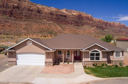 Moab South Valley House | MO'ABventures Canyonlands National Park 9 beds 6 bath .7 acre Parking UTV'S