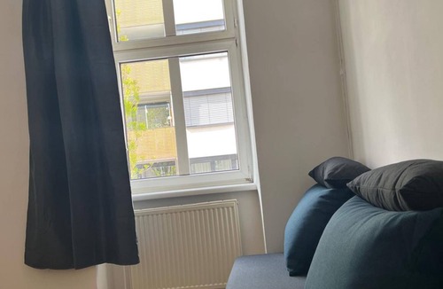 Simmering Apartment | Modern 1BR City Apartment for 5, Great Location