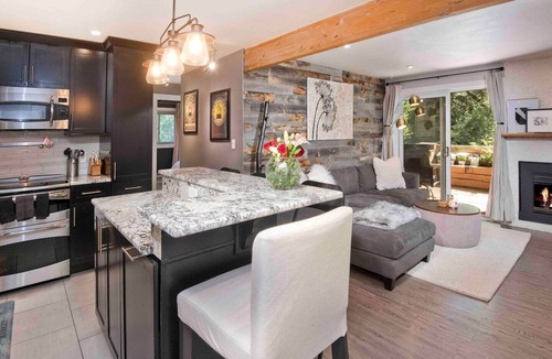 Avon Condo | Modern 2BR/2BA Walk to Free Shuttle for Skiing Beaver Creek & Vail