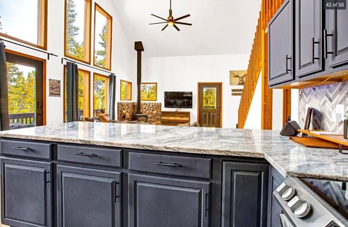 Valley of the Sun Ski Chalet | Modern 3-bedroom chalet in amazing Fairplay for your getaway.