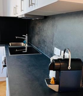 Dobling Apartment | Modern Apartment Close to Subway & Vineyards