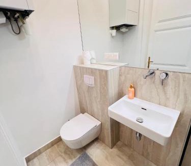 Dobling Apartment | Modern Apartment Close to Subway & Vineyards