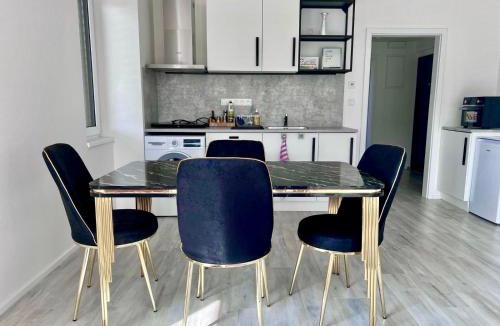 Prague 17 Apartment | Modern apartment close to Tram and Airport, free parking