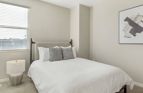 North Broadway - Holiday Apartment | Modern Apartment in Prime Location (ID8814)