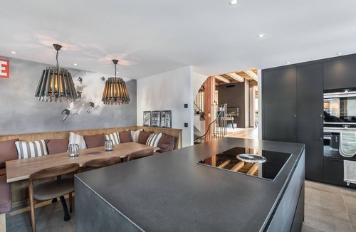 Le Raffort Ski Chalet | Modern chalet in Méribel, 5 bedrooms, jacuzzi, near cable car