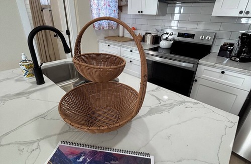 Lincoln Park Apartment | Modern Denver Guesthouse – Clean, Near Downtown & Arenas with Hot Tub & Sauna