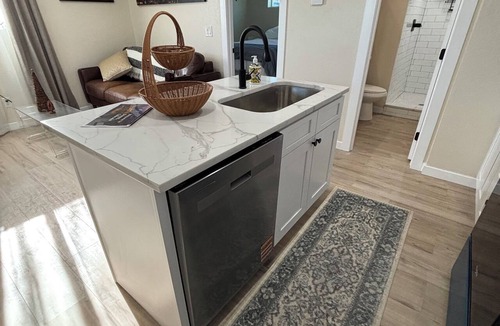 Lincoln Park Apartment | Modern Denver Guesthouse – Clean, Near Downtown & Arenas with Hot Tub & Sauna