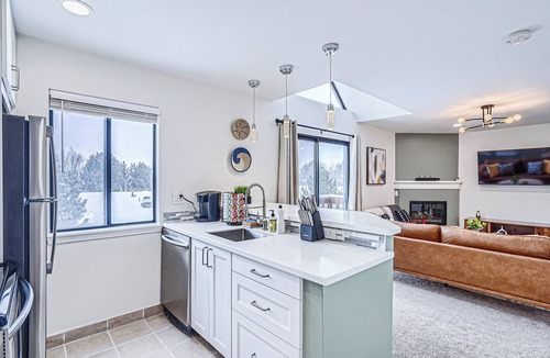 Englewood Condo | Modern DTC 1BR Condo with Pool, Fireplace, Light Rail