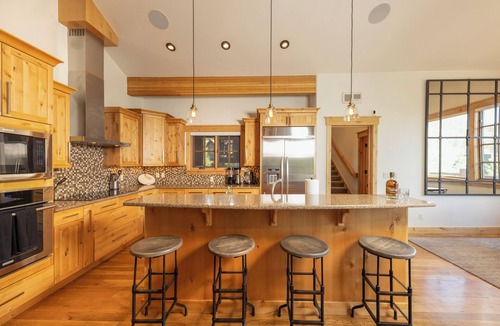 Corkscrew Flats House | Modern Estate, Walk to Shuttle, Hot Tub, Arcade, Views!