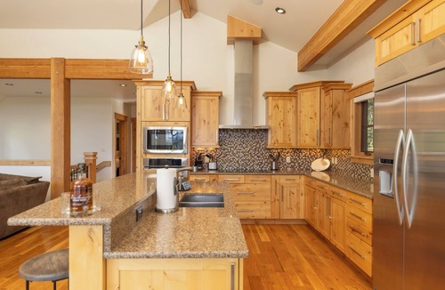 Corkscrew Flats House | Modern Estate, Walk to Shuttle, Hot Tub, Arcade, Views!