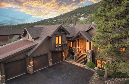 Corkscrew Flats House | Modern Estate, Walk to Shuttle, Hot Tub, Arcade, Views!