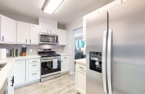 Jewell Heights - Hoffman Heights House | Modern Family Home with Three King Beds Near VA & Anschutz