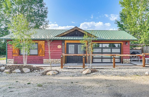 Granby Cabin | Modern Granby Retreat: Fish, Hike & Relax!