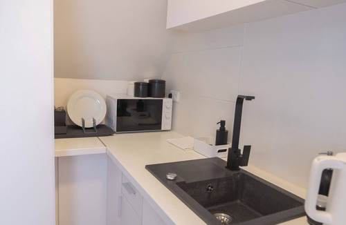 Eidelstedt Apartment | Modern Hamburg apartment. The large bright room + private bathroom