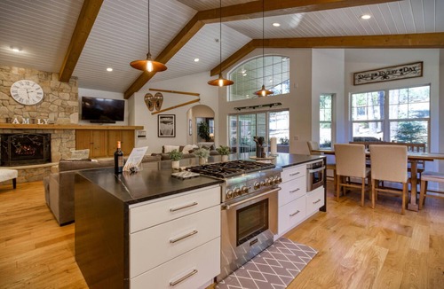 Pagosa Springs House | Modern Home with Hot tub and fireplace