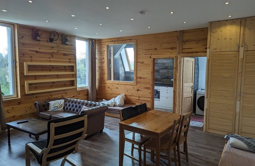 Marienfelde Apartment | Modern meets wood