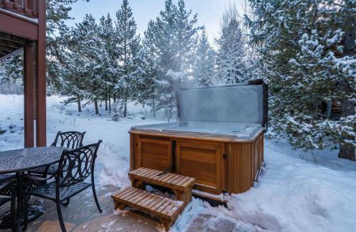 Three Peaks House | Modern Mountain Stay Hot Tub Fire Pit and Views