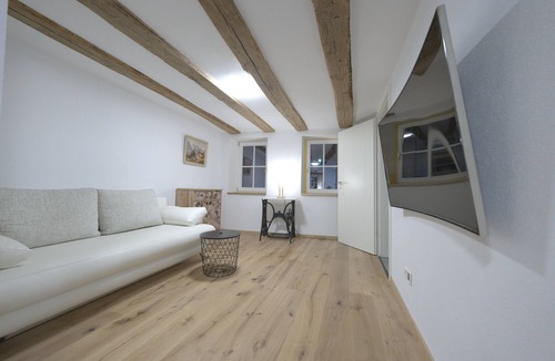 Buchen Apartment | Modern Old Town Diamond