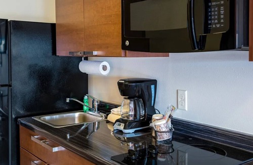 Gleneagle Hotel | Modern Room with Kitchen and Pet-Friendly Features - Near Pikes Peak