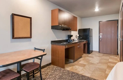 Gleneagle Hotel | Modern Room with Kitchen and Pet-Friendly Features - Near Pikes Peak