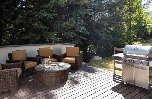 Vail House | Modern Ski Chalet on Vail Mountain- walking distance to slopes and Vail Village