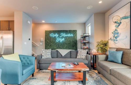 Lincoln Park House | Modern Spacious Townhouse Blocks from Downtown