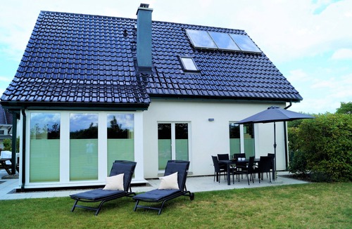 Dassow House | Modern, spacious vacation home - natural beach, space & tranquillity, fireplace