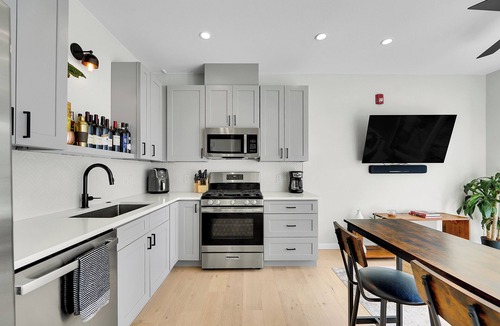 Sunnyside House | Modern Sunnyside Townhome - Monthly Rental