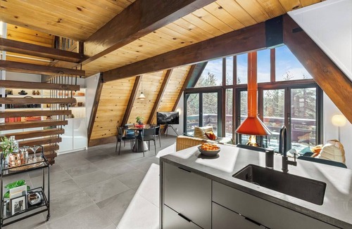 Arrowbear Lake Cabin | Modern Swiss Chalet | Sweeping Views | Hot Tub