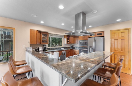 Wildernest House | Modern Townhome with Private Deck and Hot tub, 20 mins to Keystone Resort!