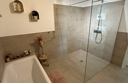Leinach Apartment | Modern vacation apartment surrounded by greenery.