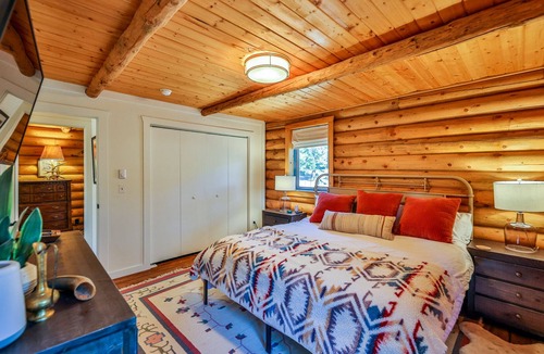 Sunset Ridge Cabin | Modern & Vintage Log Cabin on an acre w/private hot tub, hiking/biking