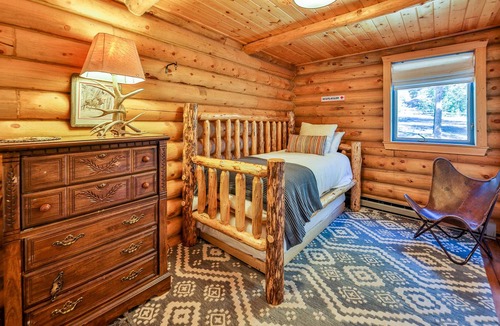 Sunset Ridge Cabin | Modern & Vintage Log Cabin on an acre w/private hot tub, hiking/biking