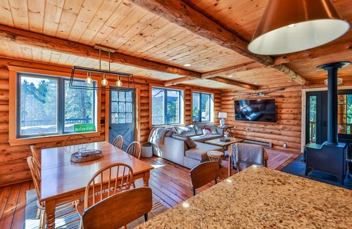 Sunset Ridge Cabin | Modern & Vintage Log Cabin on an acre w/private hot tub, hiking/biking