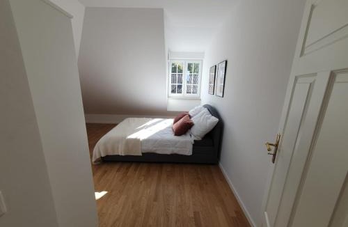 Thalkirchen - Obersendling - Forstenried - Furstenried - Solln Apartment | Moderne Dachgeschosswohnung in exklusiver Villa