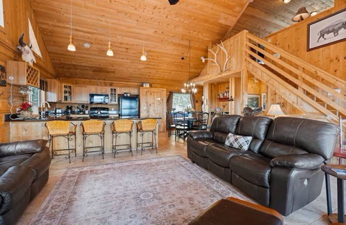 Saint Mary's Cabin | Moose on the Loose Lodge at St. Marys + Hot Tub