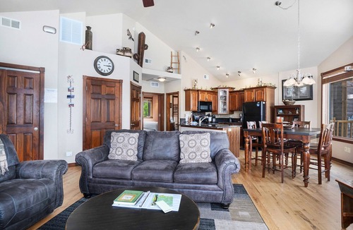 Estes Park Condo | Mount Chiquita 10A - 2 Br Condo with Private Hot Tub - Lake/Mmountain Views!