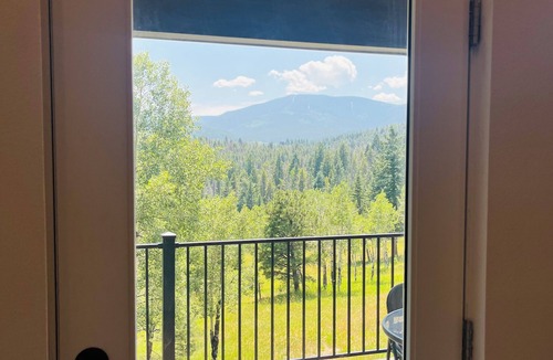 Shadow Mountain House | Mountain Barn Retreat in Evergreen