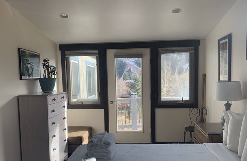 Keystone Ski Chalet | Mountain Chalet w private hot tub, walk to slopes. Pet Friendly. Sleeps 6
