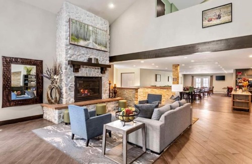 Eagle Hotel | Mountain Comfort Near Vail & Beaver Creek | 2 Units | Pool & Breakfast Included