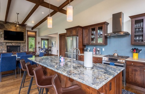 Silverthorne House | Mountain Escape | Resort Amenities | Summit Sky Ranch | 3 King Primary Bedroom`s