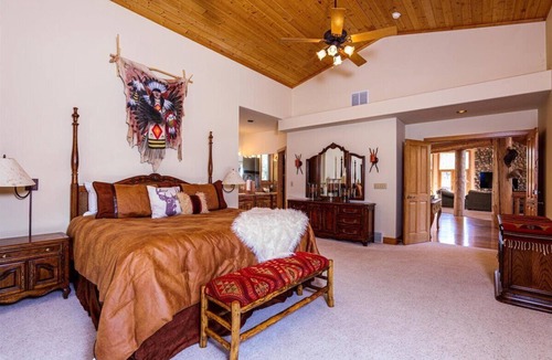 Lake George Cabin | Mountain Lodge with sauna-350 acres. 5 minutes from fishing, kayaking, boating!
