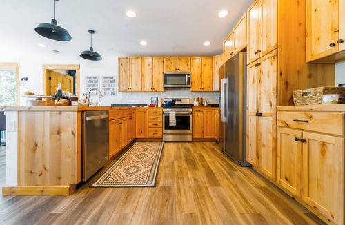 Valley of the Sun House | Mountain Modern Cabin w/Hot Tub, near 14-ers and Breckinridge