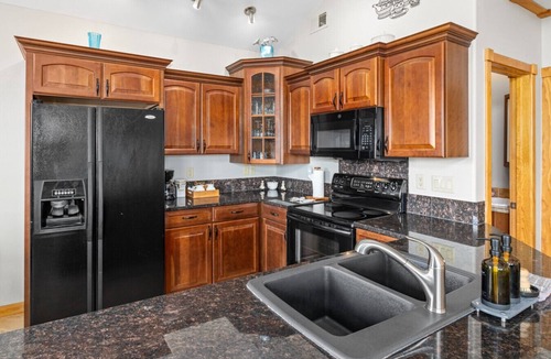Estes Park House | Mountain Retreat: 2 King Rooms | Private Hot Tub | Near RMNP