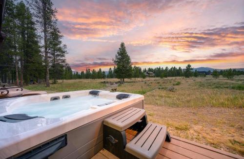 Granby House | Mountain Retreat Villa I Private Hot Tub I Great Views I Game Room I Activity Program