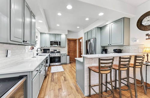 Blue River House | Mountain Retreat w/Hot Tub, Game Room & Garage - 5 Min to Slopes & Main St