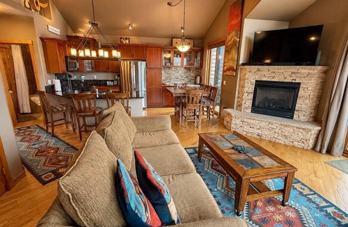Estes Park Condo | Mountain View Condo Near RMNP with Fireplace & Spacious Deck with Grill