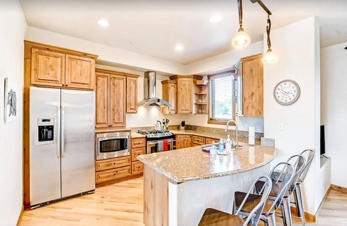 Bear Crossing House | Mountain view home with private hot tub, fireplace, WiFi, and washer/dryer