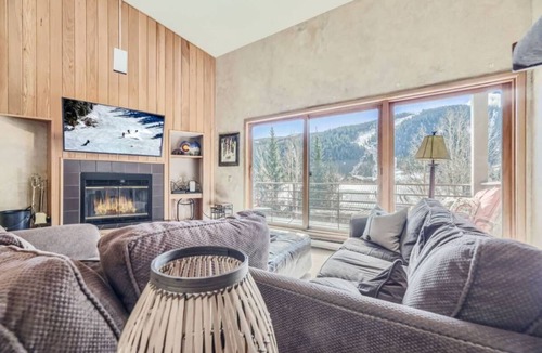 Mountain House Condo | Mountainside | Garage | Hot Tub | Steps to Lifts!