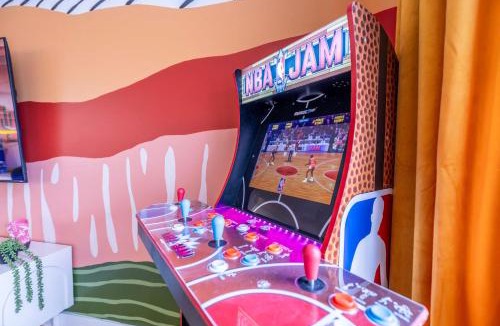 Walnut Grove House | Movie Theater and Mini Golf with 2 King Beds